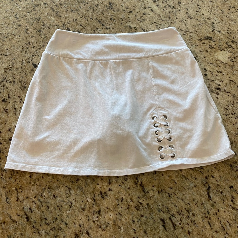 3/$20 White Teez-Her Slimming Skort. Size M.